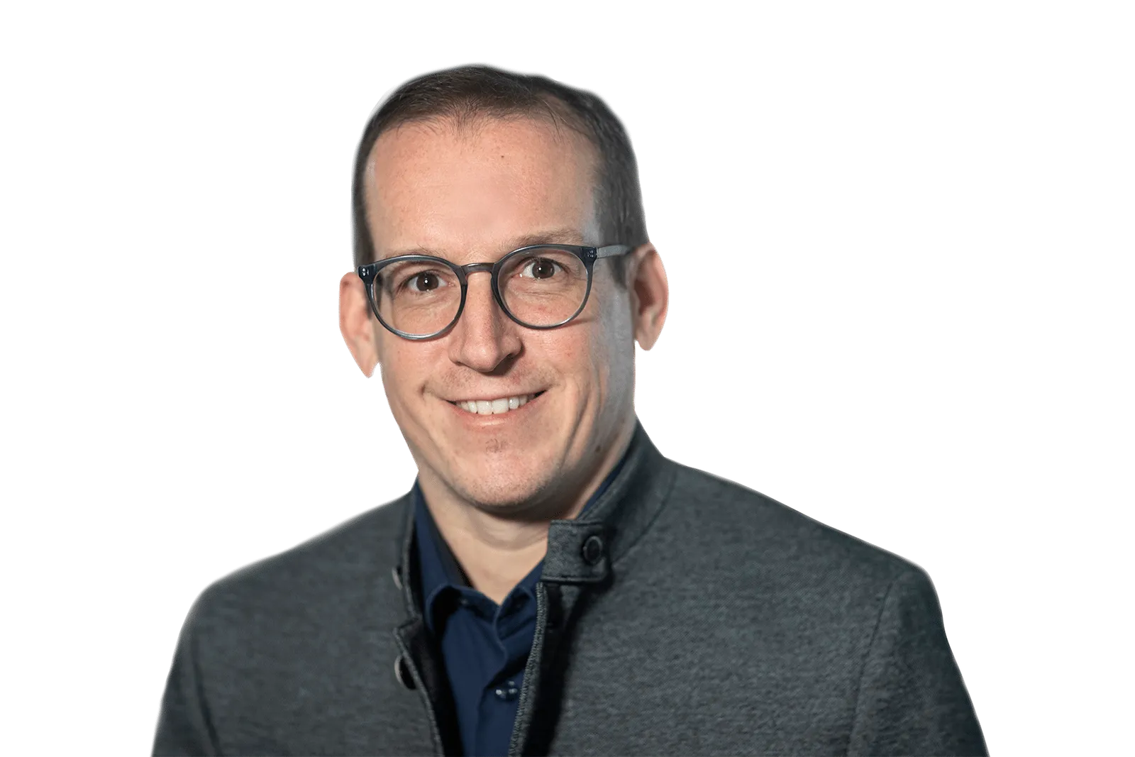 Ein Mann mit Brille lächelt in die Kamera.